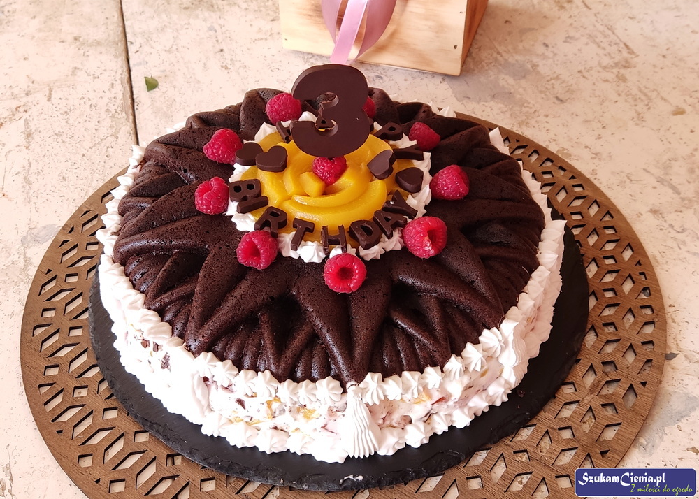 tort wegański zdobiony bitą śmietaną kokosową i z brzoskwiniami