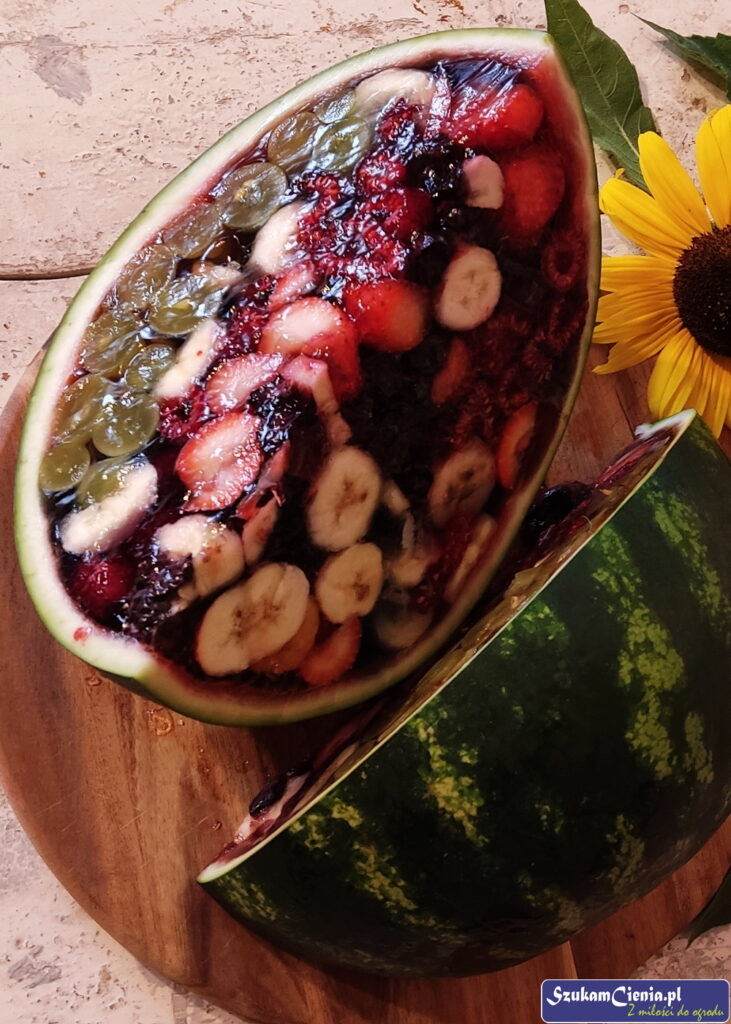 galaretka z owocami w arbuzie