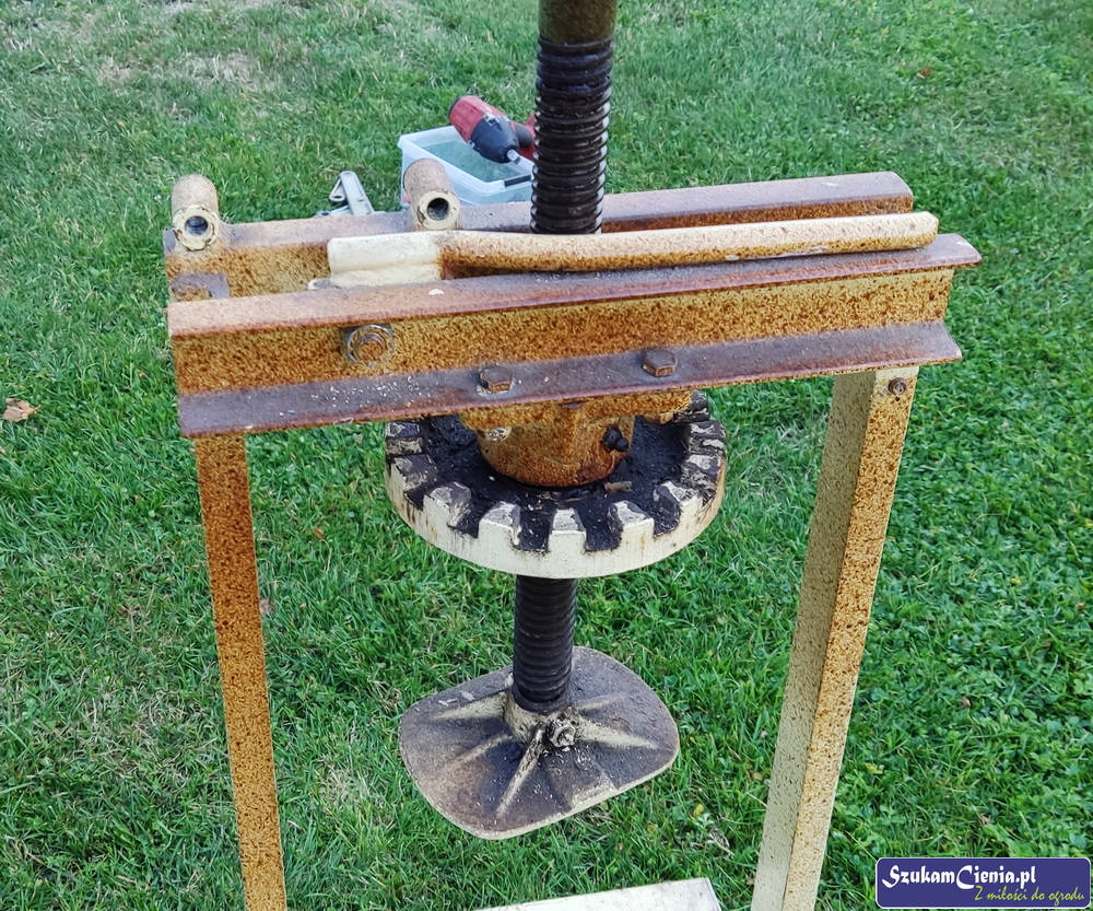 zniszczona prasa do soków