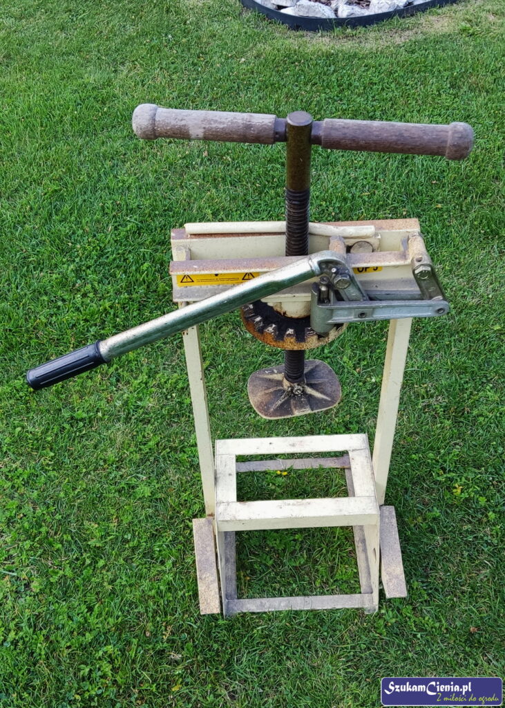 zniszczona prasa do soków bez drewnianych elementów