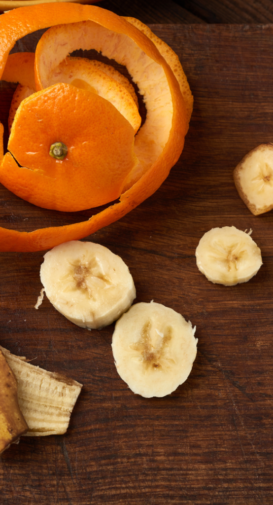 pokrojony banan i skórka z pomarańczy