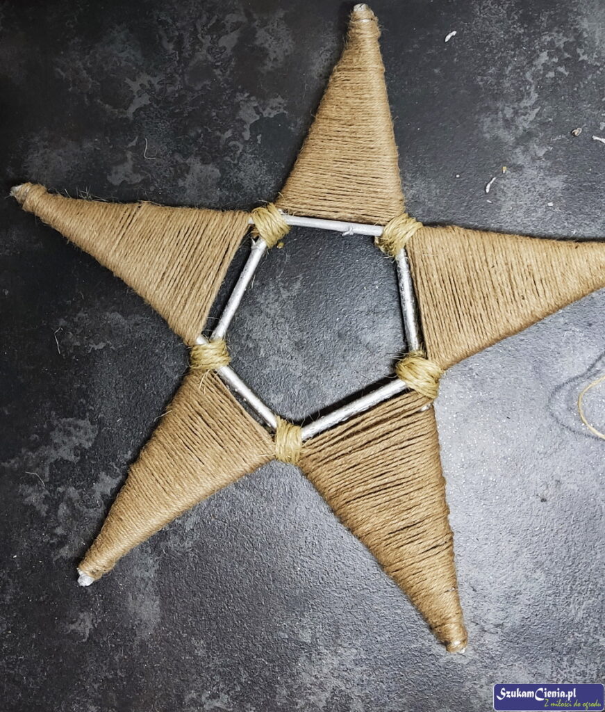 gwiazda owinięta sznurkiem jutowym i konopnym