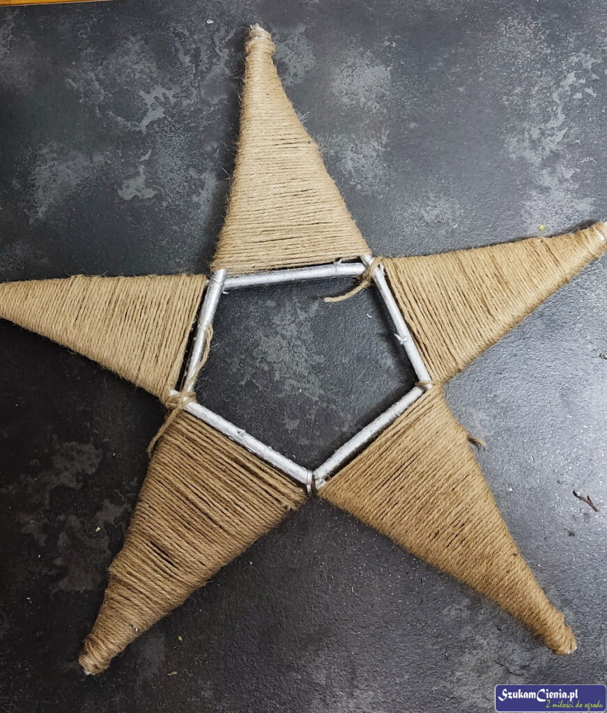 owinięta gwiazda jutą