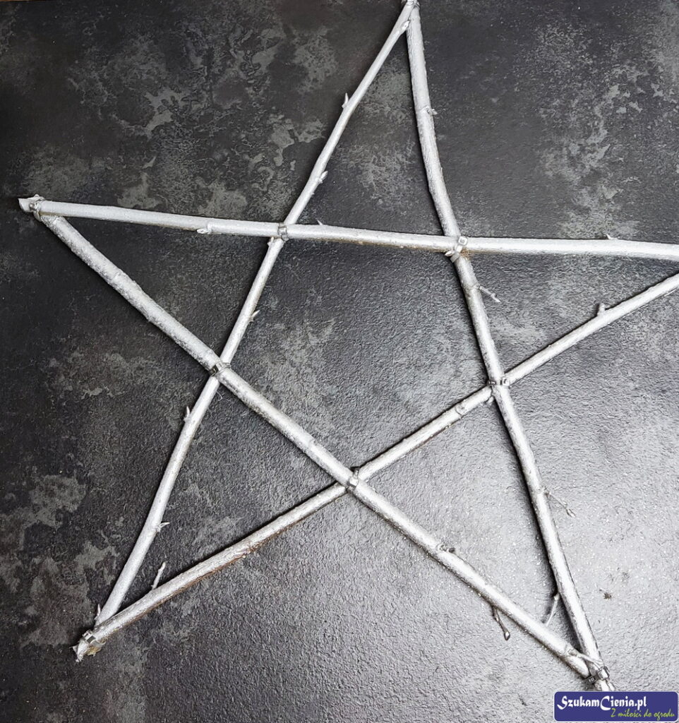 pomalowana gwiazda na srebrny