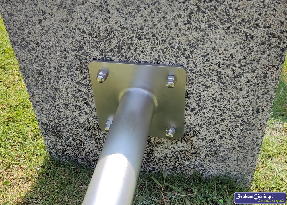 przykręcony kran do płytki