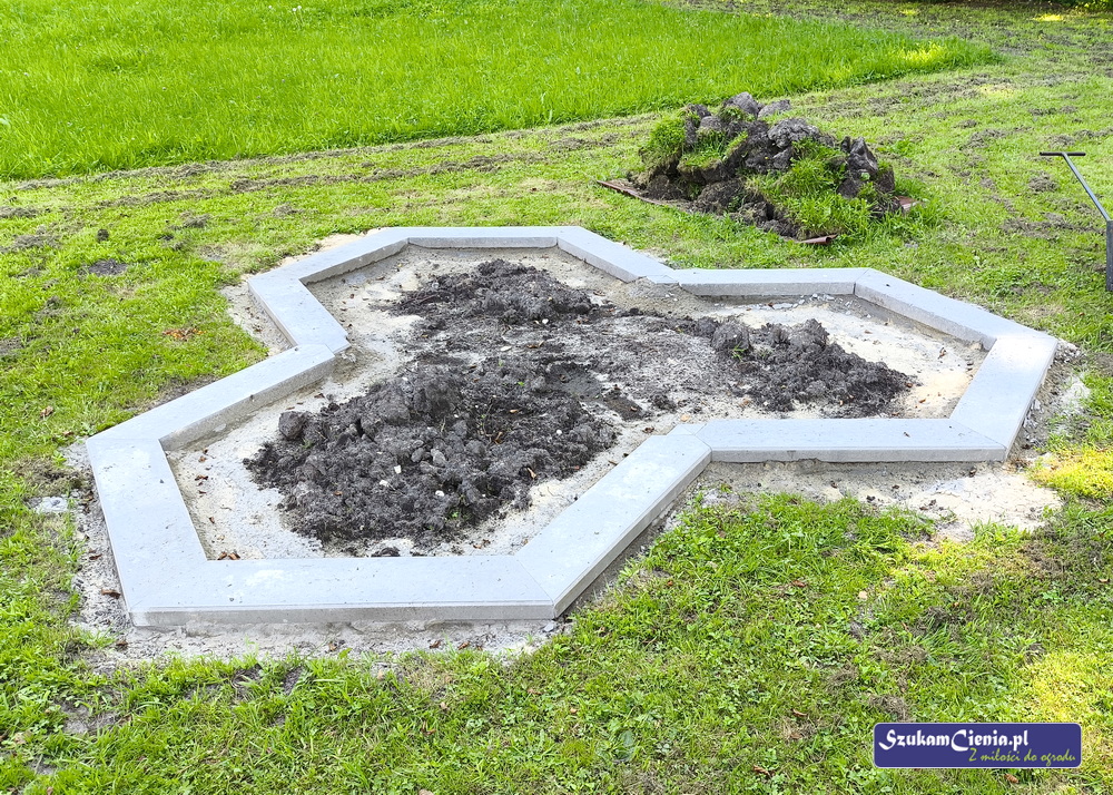 krawężniki ułożone w kształt plastra miodu