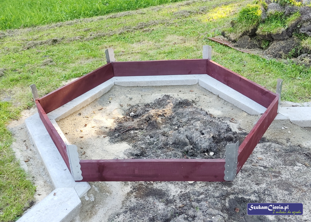 pierwsza warstwa desek grządki