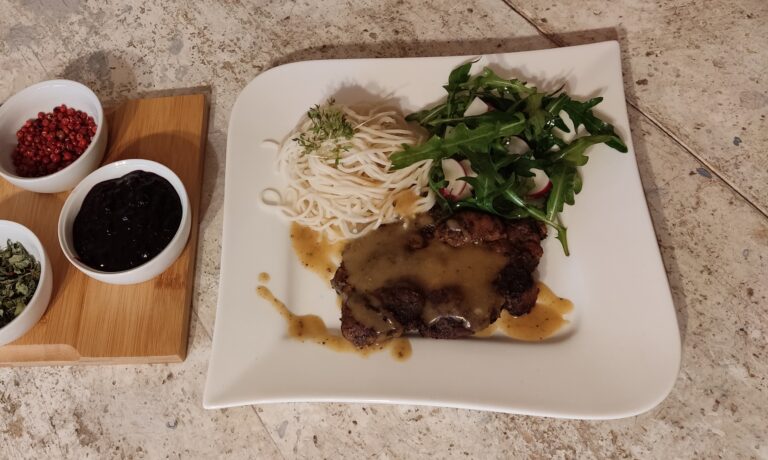 Łopatka wieprzowa z salsą porzeczkową