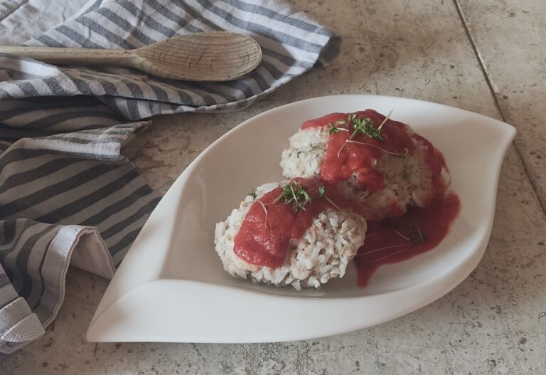 Gołąbki bez zawijania z sosem pomidorowym