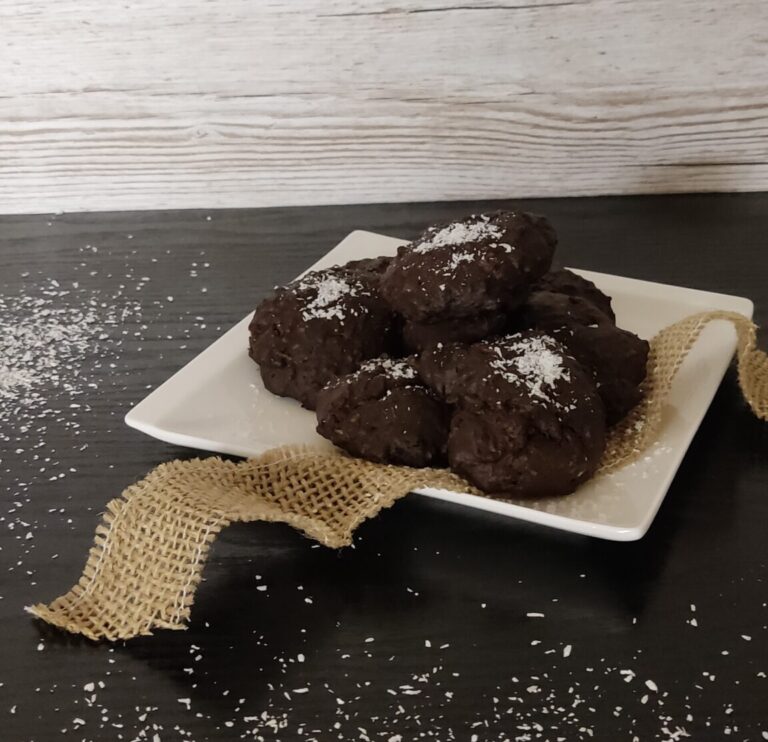 Pyszne ciastka kokosowe z karobem bez jajek i mleka