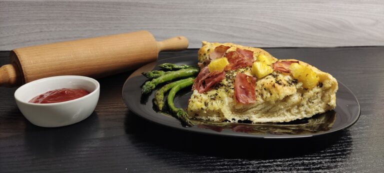 Pizza na grubym cieście ze szparagami