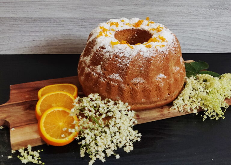 Ciasto drożdżowe z kwiatami bzu czarnego i skórką z pomarańczy