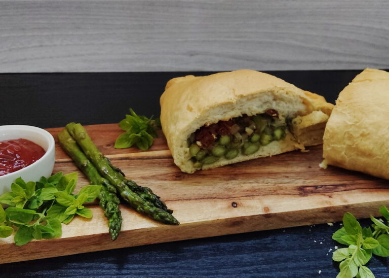 Calzone ze szparagami i suszonymi pomidorami.