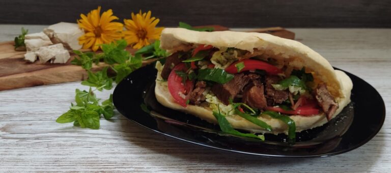 Ciasto pita z gotowaną wołowiną i surówką