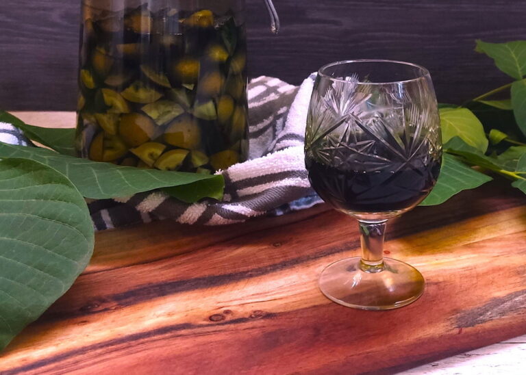 Nalewka z orzecha włoskiego – panaceum na dolegliwości układu pokarmowego