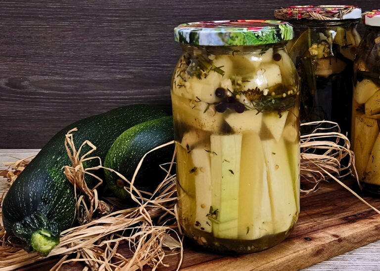 Kiszona cukinia z papryczką chili – Ognista harmonia na talerzu.