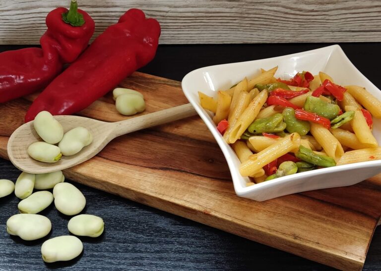 Makaron z bobem i papryką – kolorowe połączenie smaków.