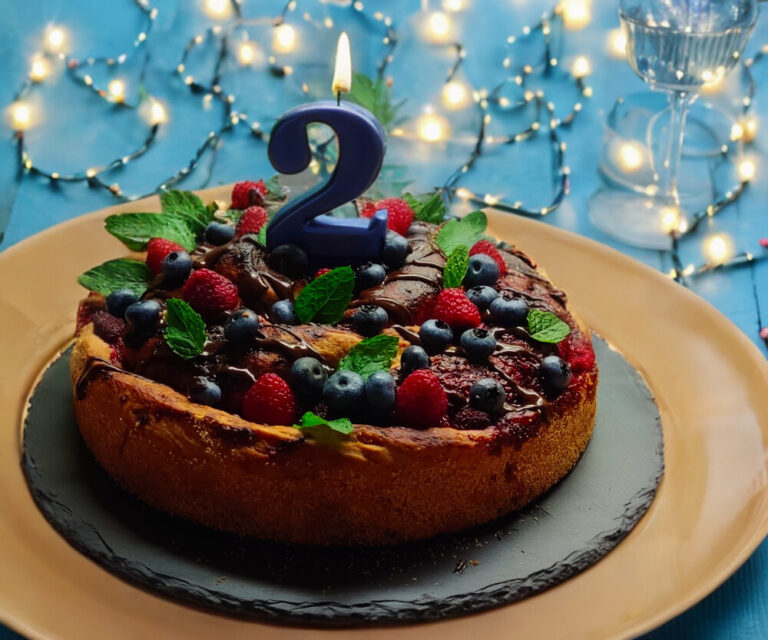 Ciasto drożdżowe jako baza na wyjątkowy torcik urodzinowy.