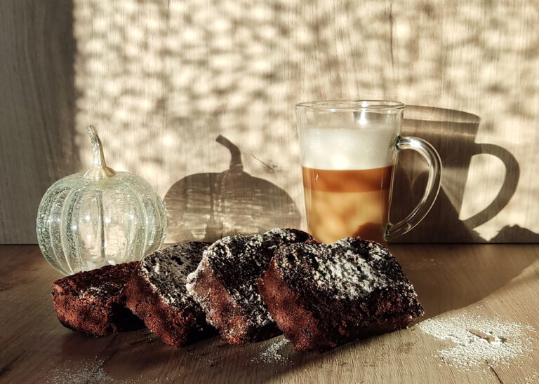 Wegańska magia smaku: Mega czekoladowe ciasto bananowe.