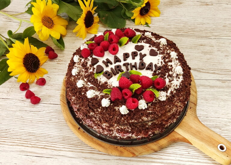 Odkryj mój przepis na wegański tort malinowy z galaretką i kokosową chmurką!