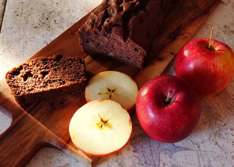 Ciasto bezglutenowe kakaowo-bananowe z jabłkami
