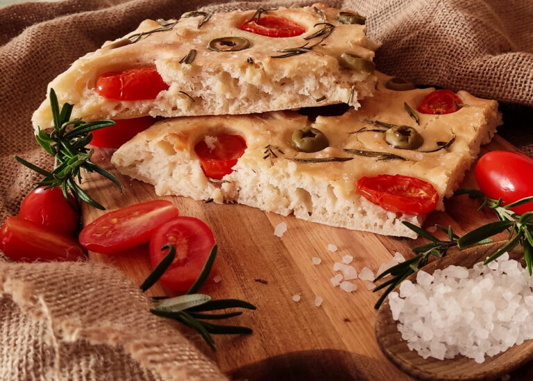 Przepis na puszystą i aromatyczną Focaccię z Domowej Kuchni.