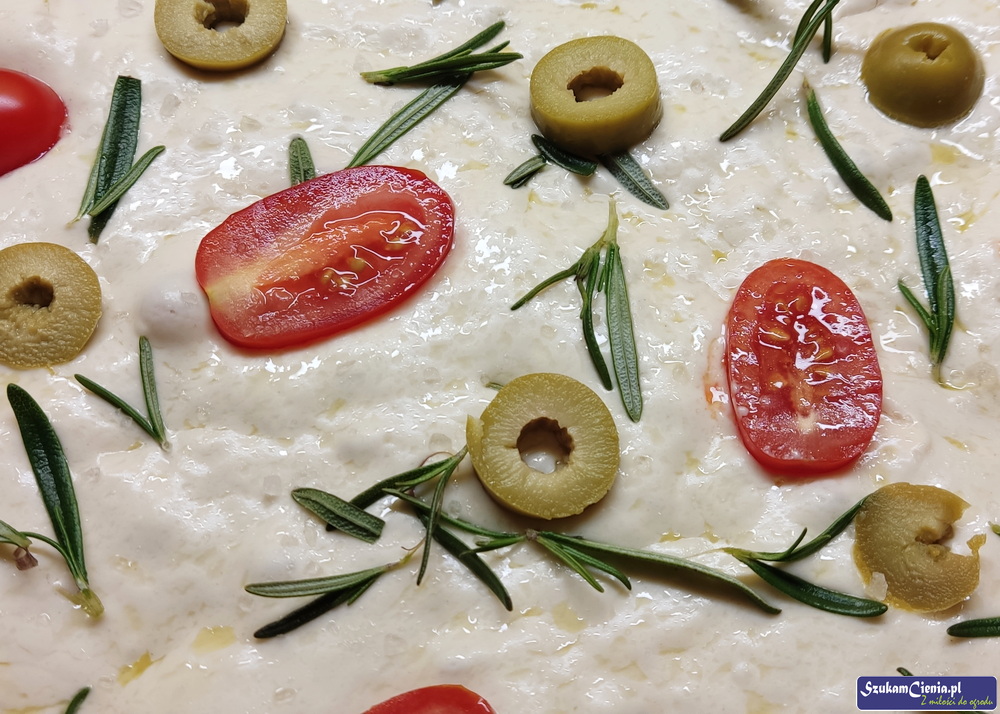 ciasto focaccio z pomidorkami, rozmarynem, oliwkami i solą