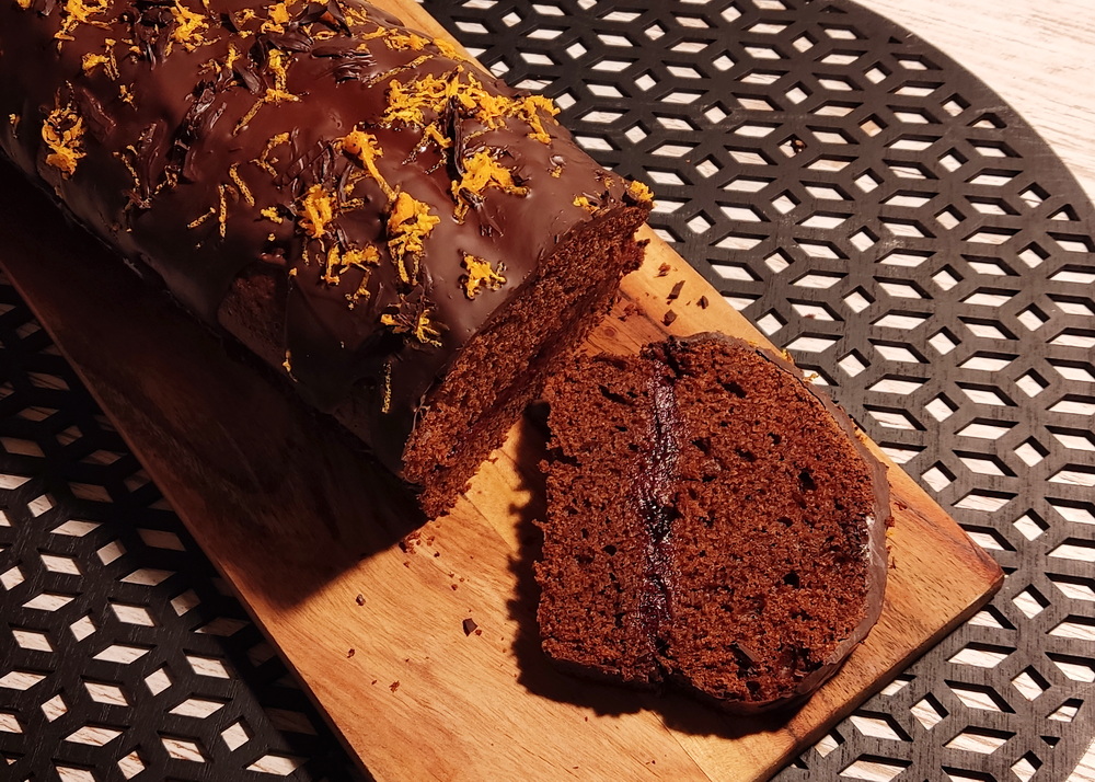 piernik wegański z dżemem wiśniowym i polewą czekoladową