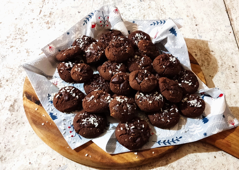 bezglutenowe i wegańskie czekoladowe ciasteczka z wiórkami kokosowymi