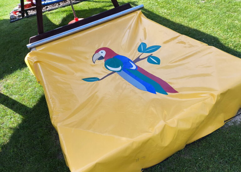 ozdoba piaskownicy - papuga